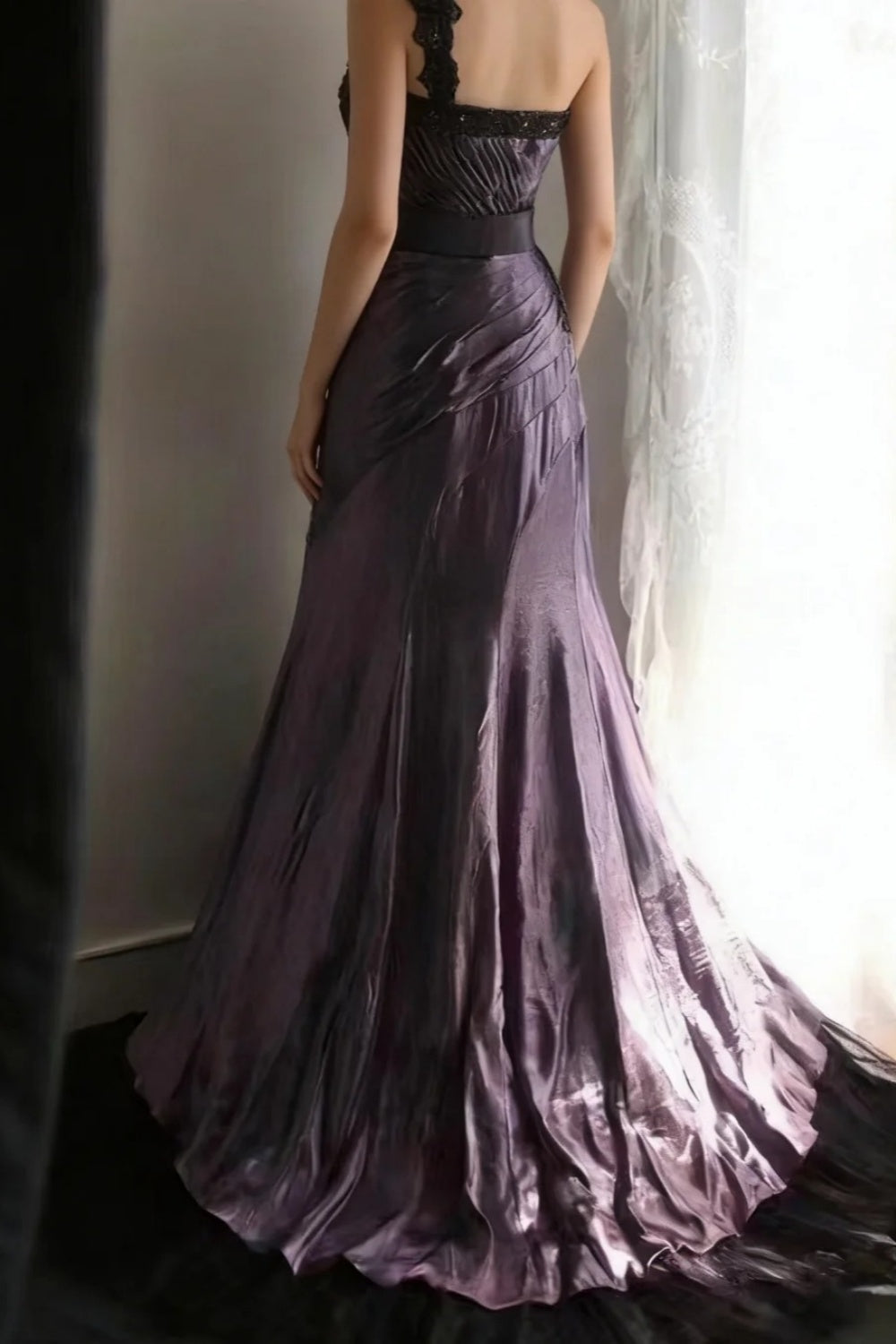 Purple Mist Mystery – Schwarzes, einseitig schulterfreies Spitzenkleid mit Raffungen und Meerjungfrauenschleppe, elegantes Kleid NV6857