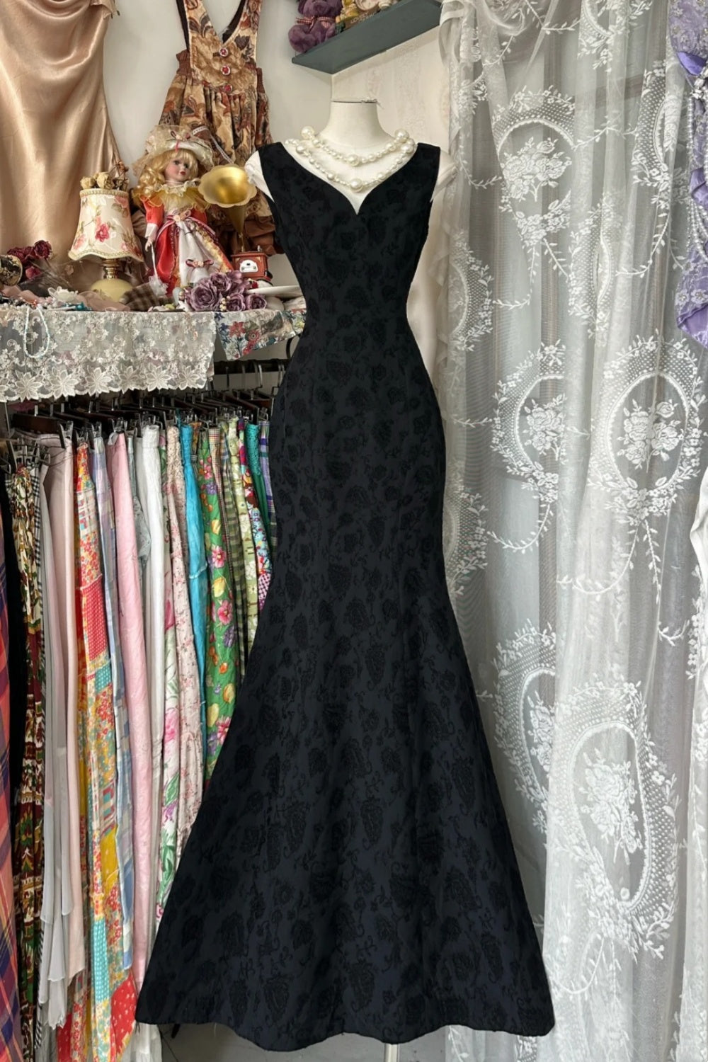 Schwarzes, gemustertes Meerjungfrauenkleid: V-Ausschnitt, ärmellos, Retro-Brokat, eleganter Bankettstil NV6399