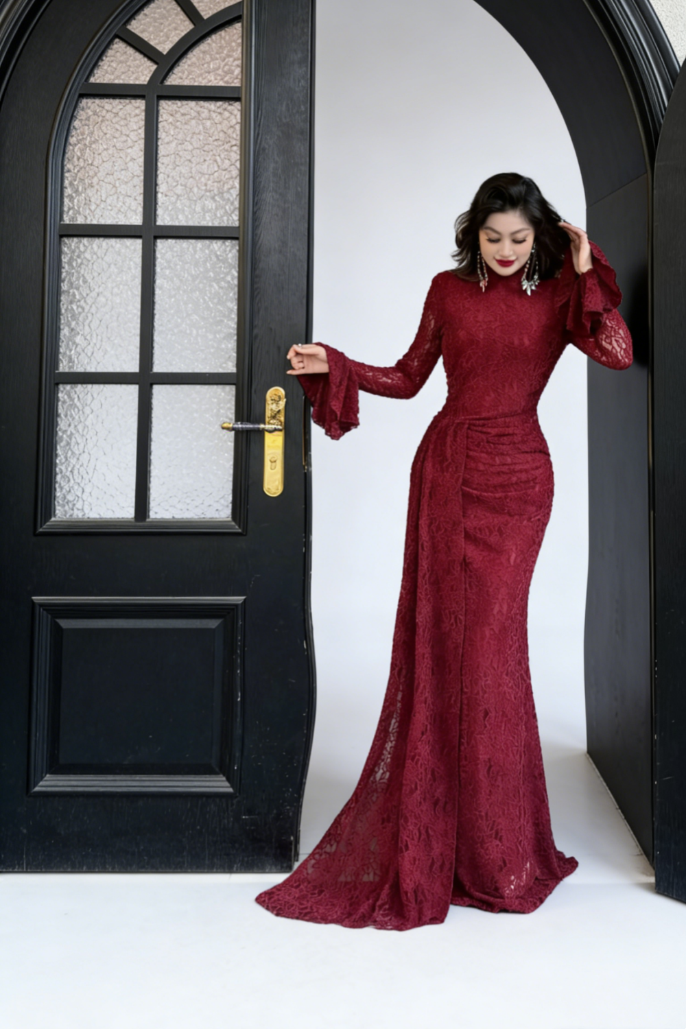 Burgunderfarbenes, schmal geschnittenes Spitzenkleid mit Schleppe – Vintage-Abendkleid mit hohem Kragen und ausgestellten Ärmeln NV6794