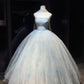 Traumhaftes himmelblaues, trägerloses Ballkleid mit Ombré-Effekt und Perlenbesatz, inklusive Tüllschal, Feen-Stil, Abschlussballkleid NV6868
