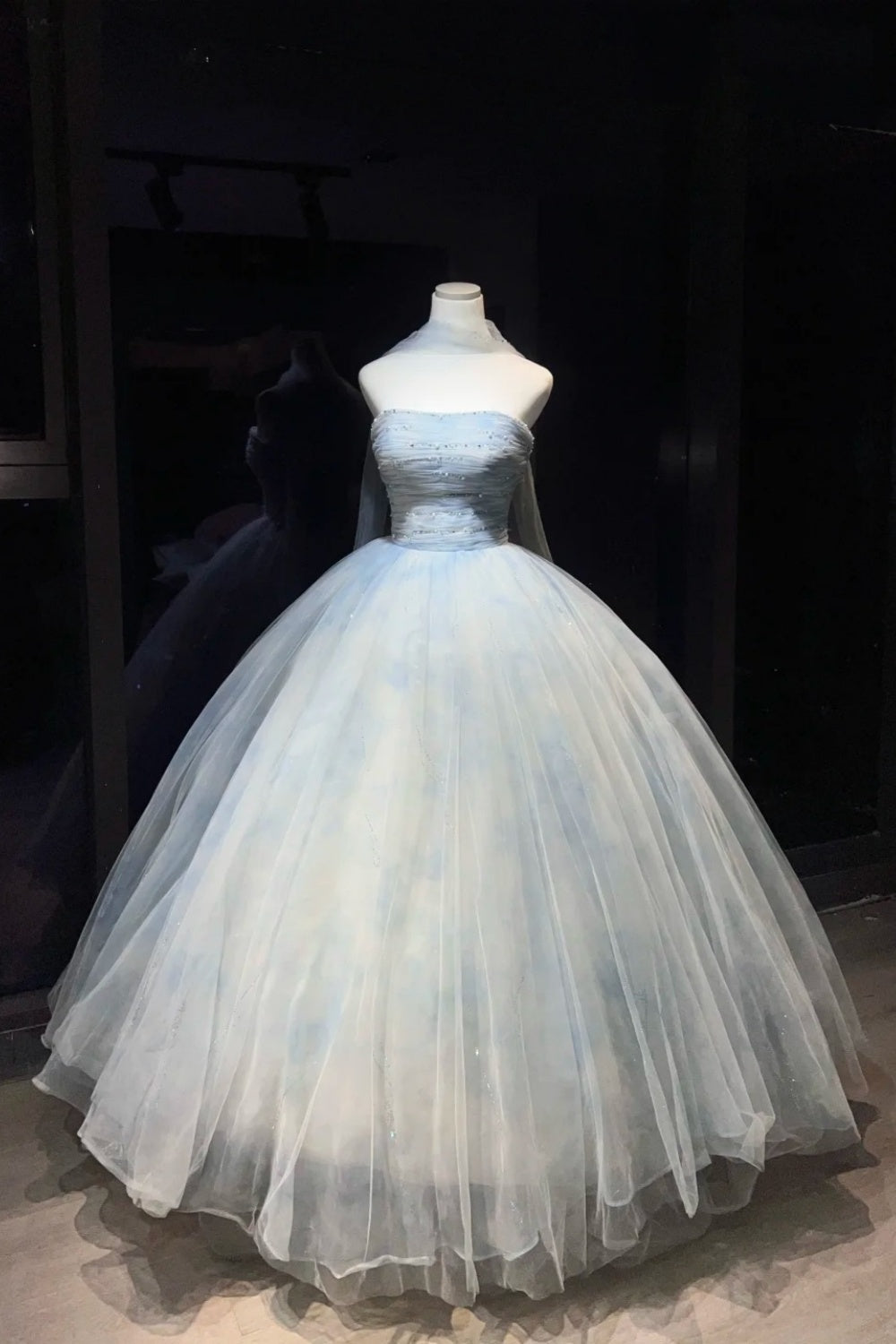 Traumhaftes himmelblaues, trägerloses Ballkleid mit Ombré-Effekt und Perlenbesatz, inklusive Tüllschal, Feen-Stil, Abschlussballkleid NV6868