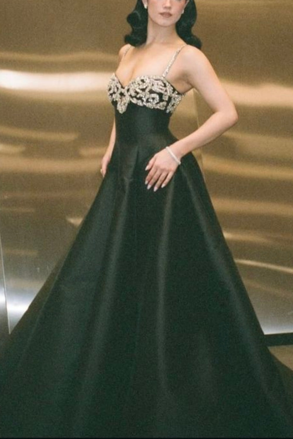 Luxuriöses, perlenbesetztes Abendkleid im Palaststil mit Spaghettiträgern | Schwarzes Satin-Maxikleid mit Schleppe für Galas, Preisverleihungen und exklusive gesellschaftliche Anlässe NV6270