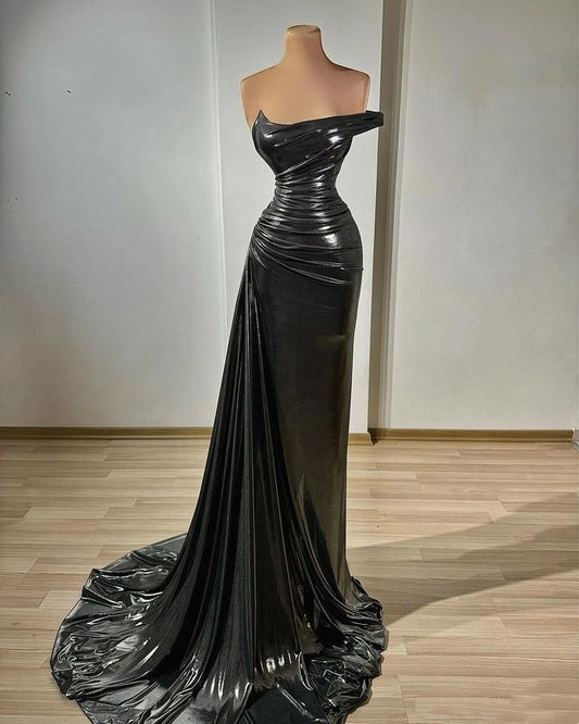 NiceVestidos – Schwarzes, schimmerndes Satin-Abendkleid mit One-Shoulder-Schnitt, schmaler Passform, Schleppe und bodenlang (NV6220)
