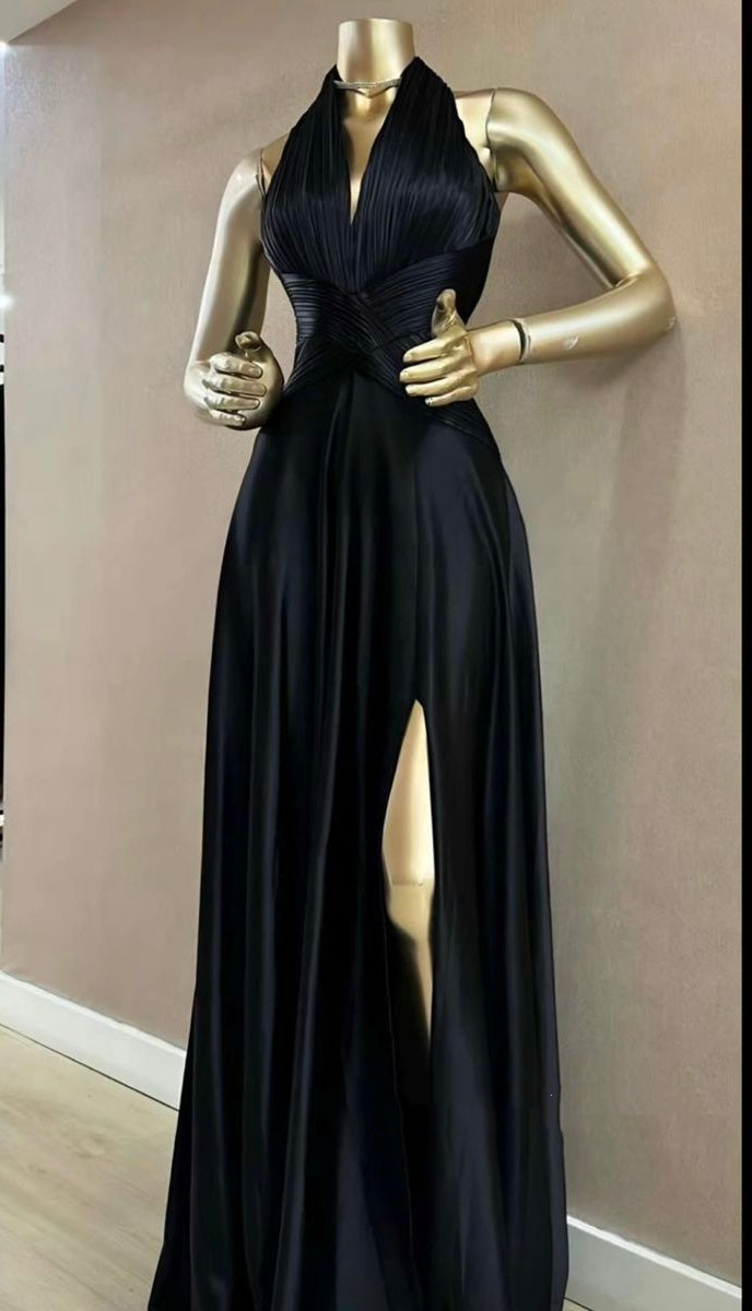 Luxuriöses, sexy Neckholder-Abendkleid, ärmellos | Schwarzes, plissiertes Maxikleid aus Satin mit Schlitz für Galas, Red Carpet, exklusive Partys, Business-Events und gesellschaftliche Anlässe NV6269