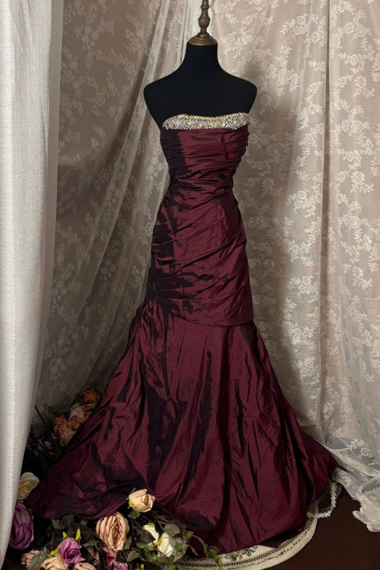 Burgunderfarbenes Meerjungfrauenkleid aus Satin mit Schleppe | Perlenbesetztes, trägerloses, elegantes Vintage-Abendkleid NV6317