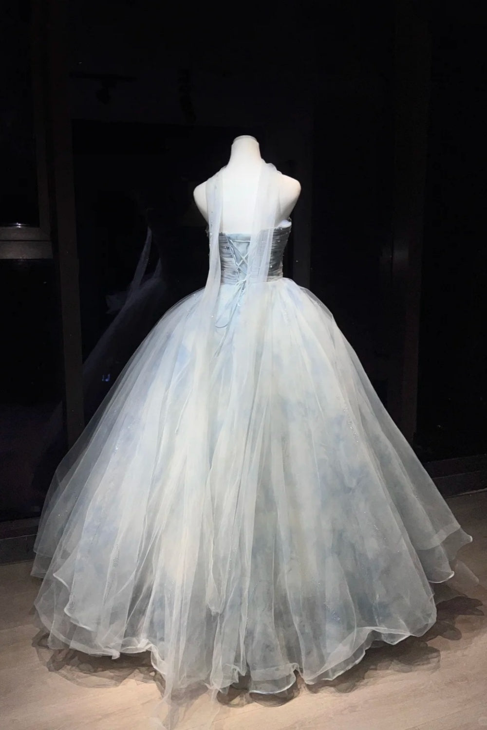 Traumhaftes himmelblaues, trägerloses Ballkleid mit Ombré-Effekt und Perlenbesatz, inklusive Tüllschal, Feen-Stil, Abschlussballkleid NV6868