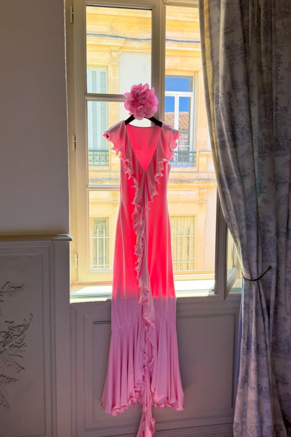 Rosafarbenes, gerüschtes Abendkleid mit Farbverlauf: V-Ausschnitt, schulterfrei, taillierter Meerjungfrauenschnitt, französisch-romantischer Stil NV6401