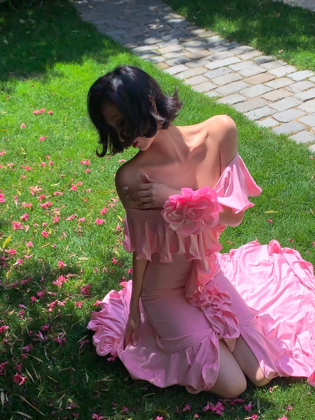 Rosafarbenes, gerüschtes Abendkleid mit Farbverlauf: V-Ausschnitt, schulterfrei, taillierter Meerjungfrauenschnitt, französisch-romantischer Stil NV6401