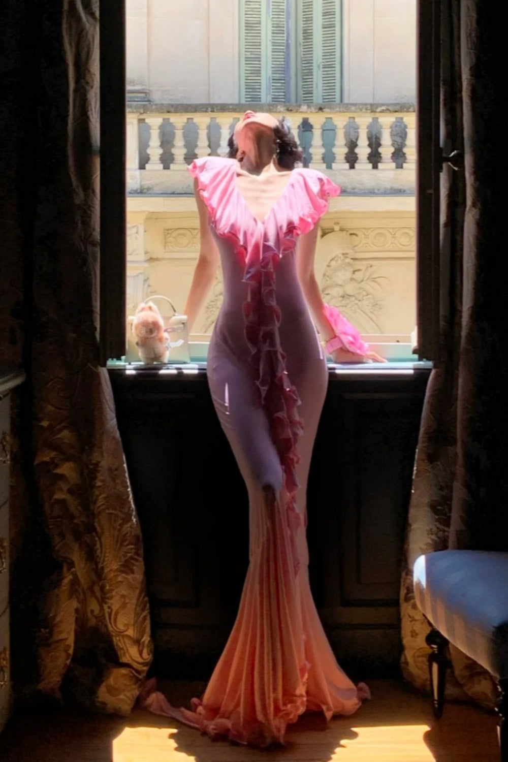 Rosafarbenes, gerüschtes Abendkleid mit Farbverlauf: V-Ausschnitt, schulterfrei, taillierter Meerjungfrauenschnitt, französisch-romantischer Stil NV6401