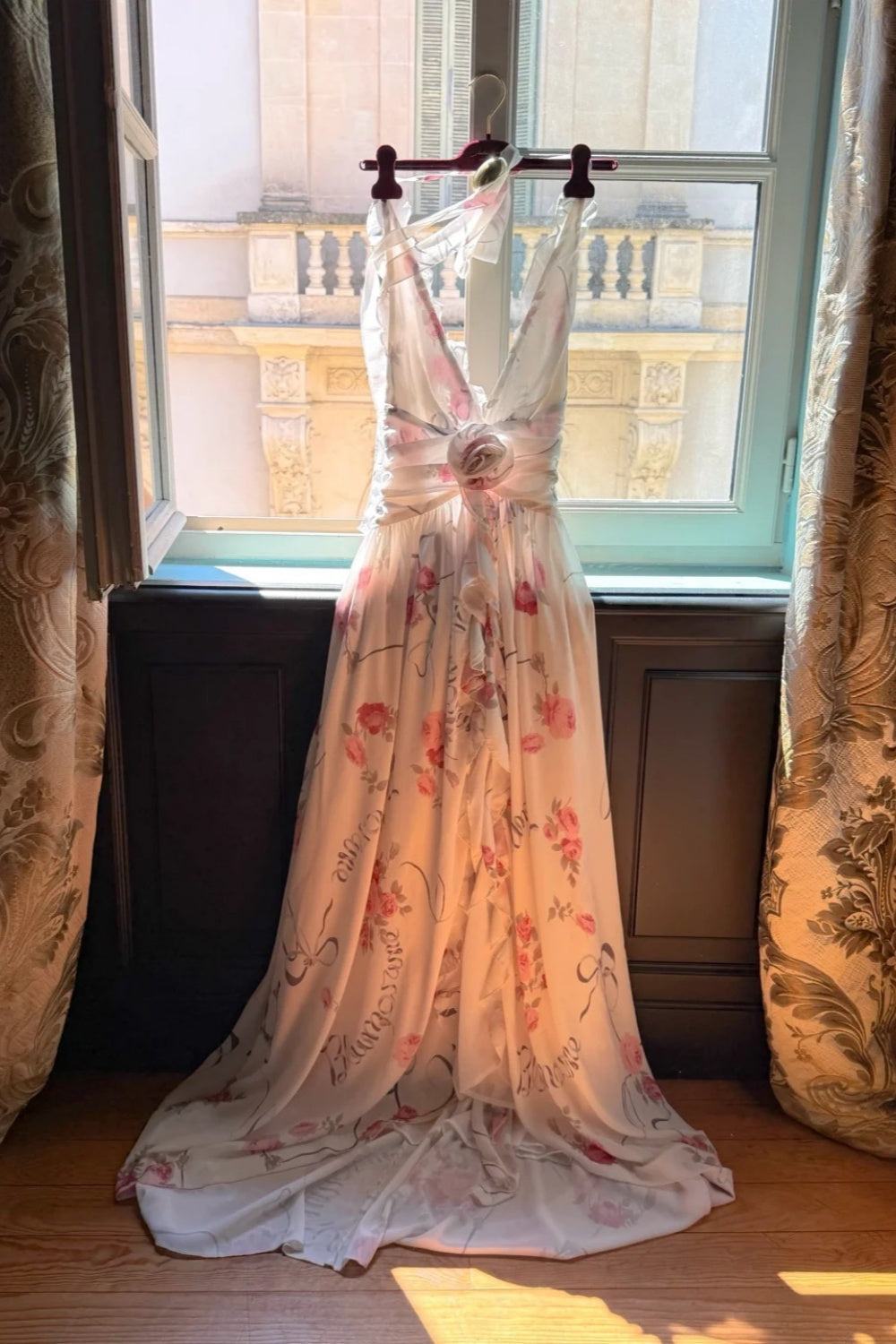 Neckholder-Abendkleid mit Rosenmuster im französischen Stil: Rückenfreies Maxikleid, Feenkleid für den Urlaub NV6403