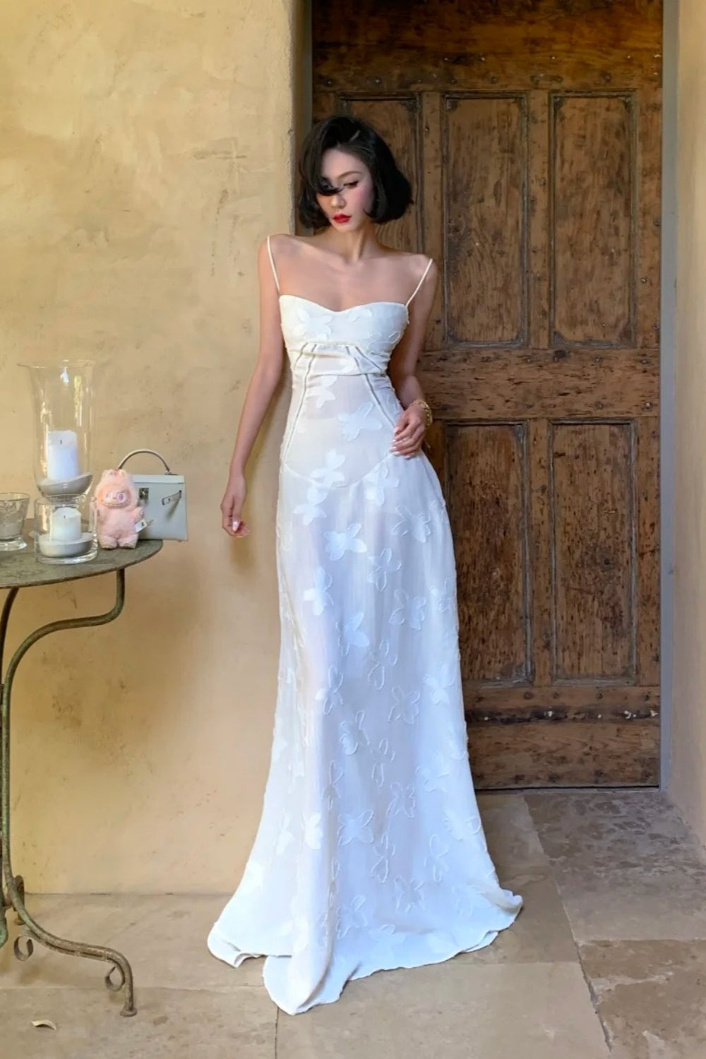 Weißes, besticktes Abendkleid: Trägerloses, rückenfreies Chiffonkleid mit dünnen Trägern, elegantes Modell NV6405