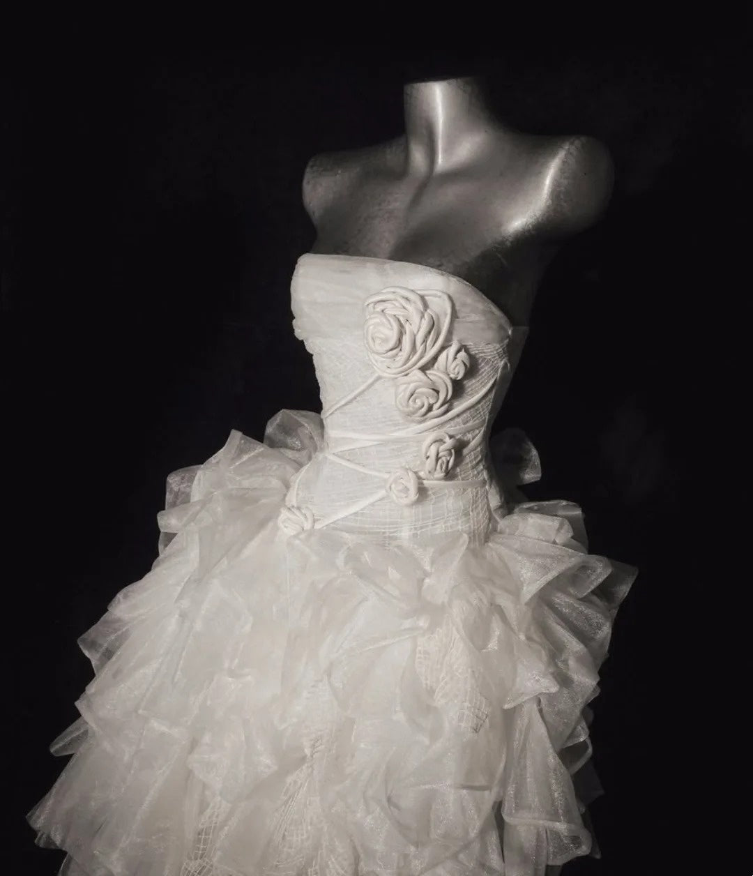 Weißes Organza-Abendkleid mit 3D-Rosenmuster | Trägerloses, asymmetrisches Kleid mit Schleppe | Feenhaftes Luxus-Couture-Abendkleid für Hochzeitsfotos NV6324