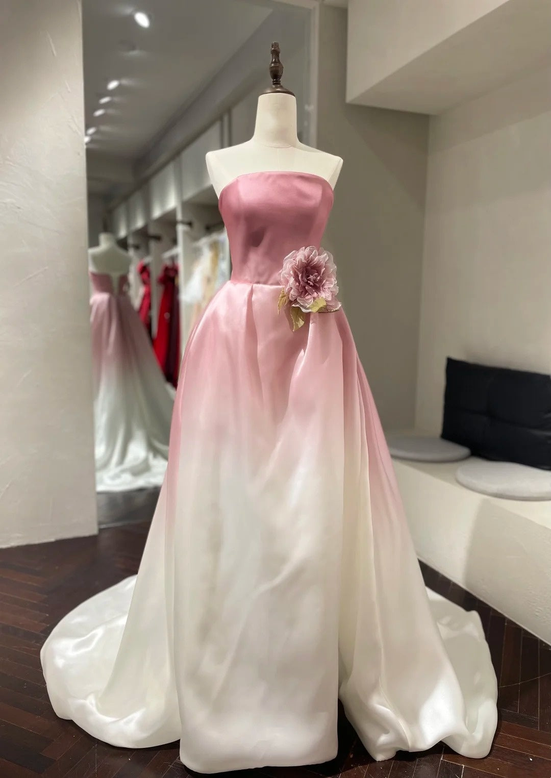Romantisches Luxus-Ballkleid aus rosa-weißem Farbverlauf-Satin, trägerlos und mit Schleppe - Elegantes Kleid für Verlobung und Gartenhochzeit NV6359