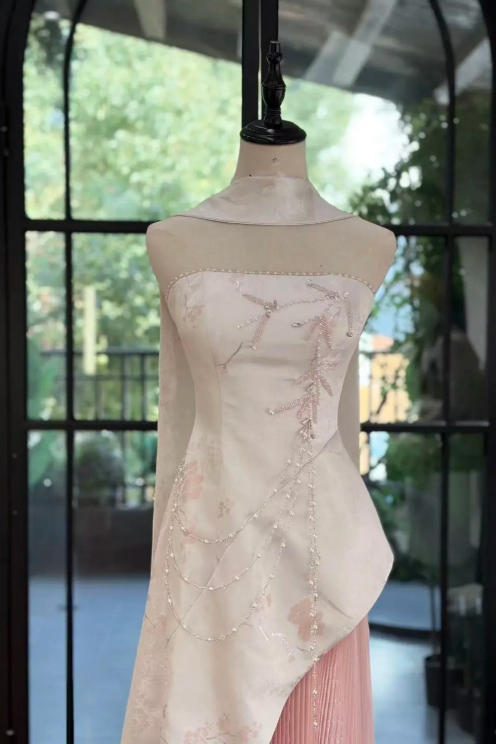 Modernes chinesisch inspiriertes, trägerloses Abendkleid im rosa-weißen Kontrast-Stil mit Schalkragen und plissierter Schleppe – Elegantes Kleid für Verlobung und chinesische Hochzeit NV6361