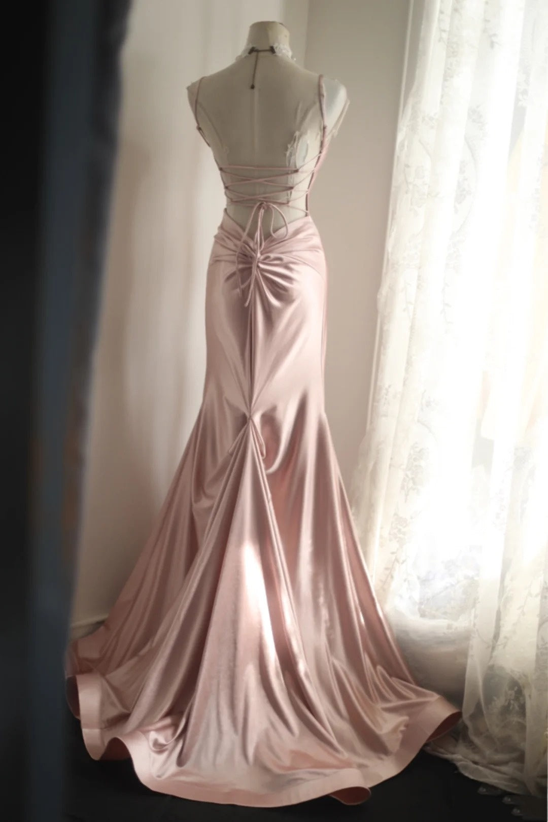Dusty Rose Moonlight – Satin-Abendkleid im Meerjungfrauenstil mit tiefem V-Ausschnitt, rückenfreier Schnürung und eleganter Schleppe (NV6855)