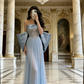 Hellblaues, trägerloses Kristallkleid – 3D-Schulterpartie, drapierte Schleppe, Abend-/Roter-Teppich-/Date-Maxikleid NV6817