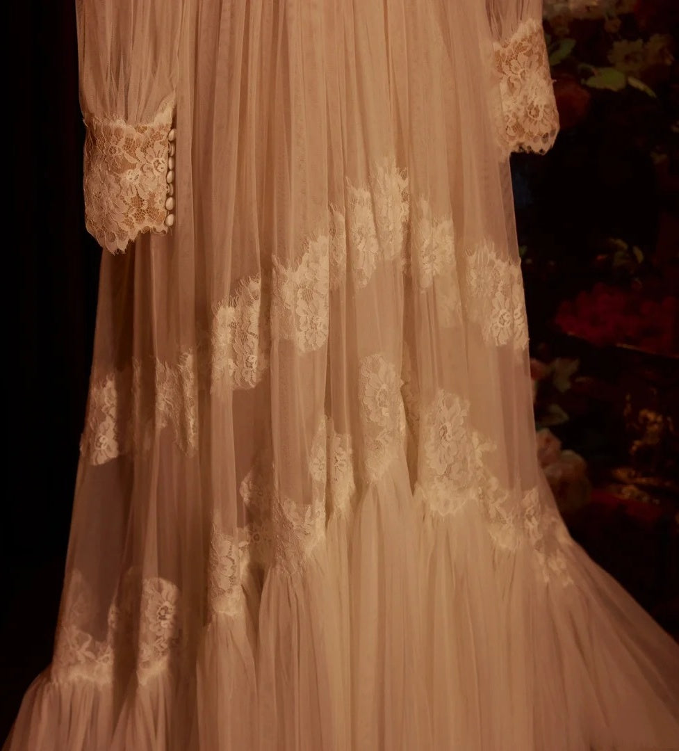 Vintage-Style, Exquisite Lace, Elegant Long Tulle Wedding Dress For Brides. NV6541