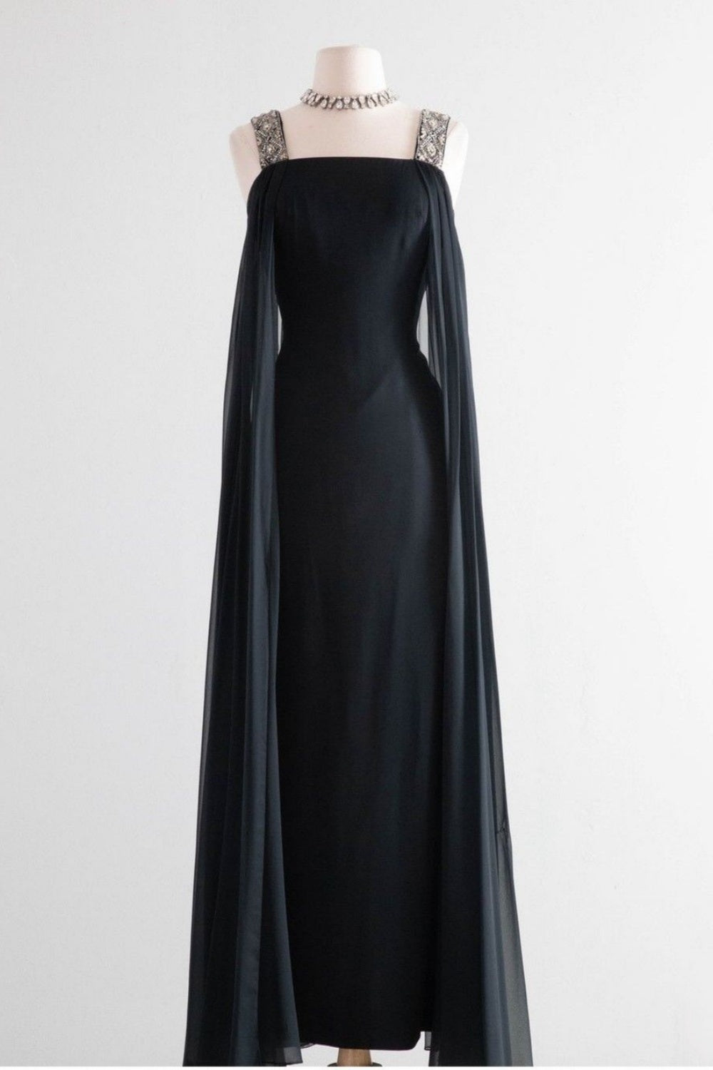 Schwarzes elegantes Vintage-Kleid aus Satin-Tüll mit Cape-Ärmeln, eckigem Ausschnitt und Verzierungen, NV6255