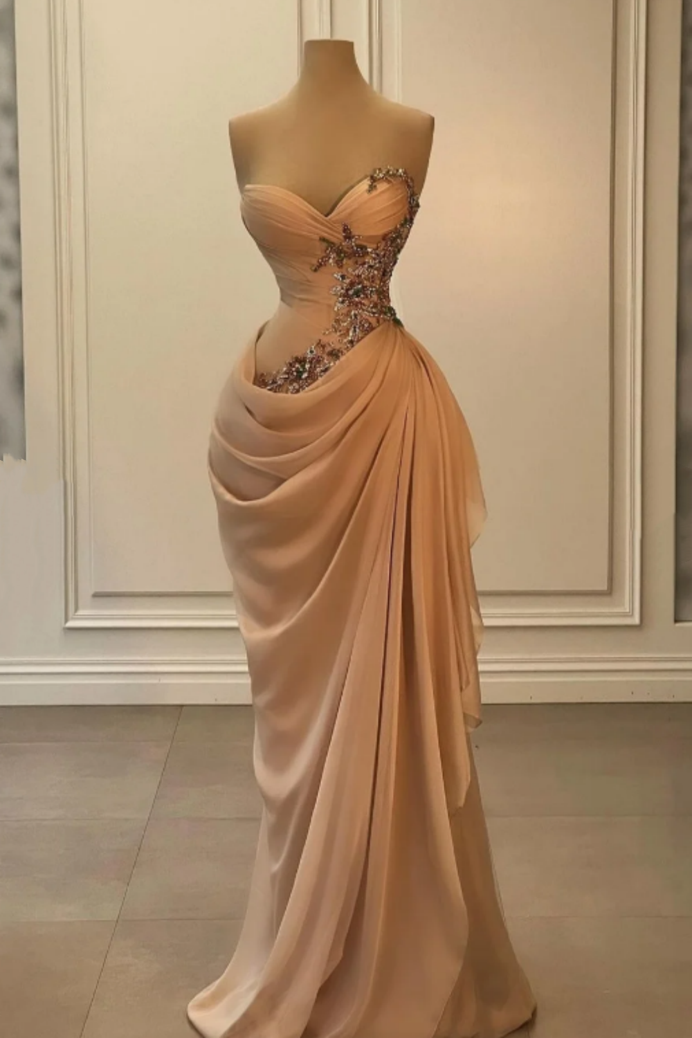 Robe longue en velours bordeaux ornée de délicates perles NV6687