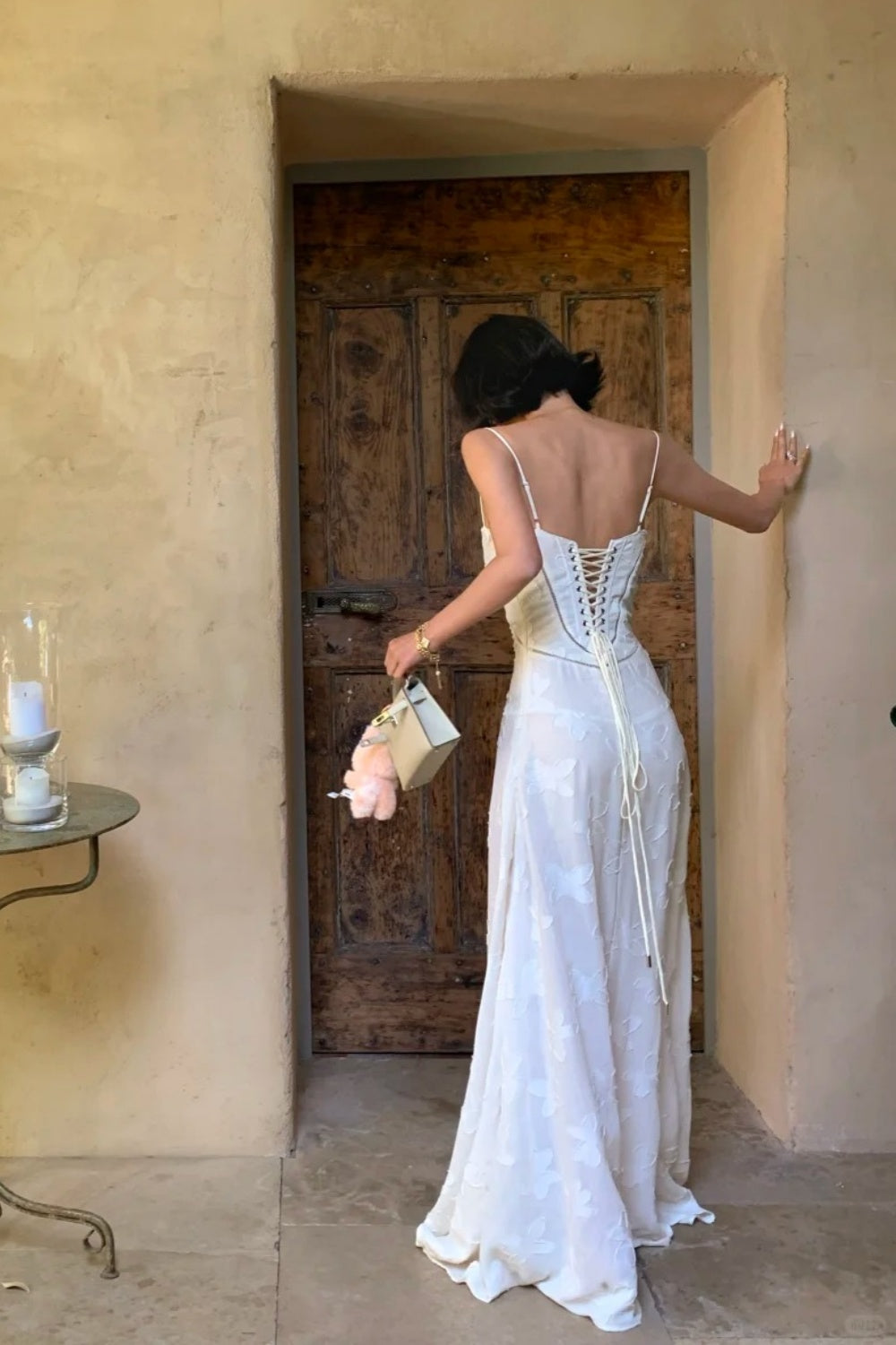 Weißes, besticktes Abendkleid: Trägerloses, rückenfreies Chiffonkleid mit dünnen Trägern, elegantes Modell NV6405