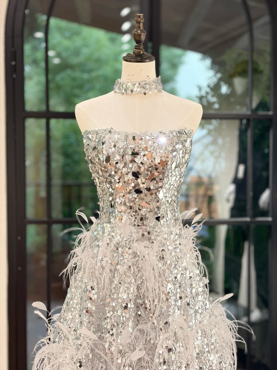 Sternenklares, schimmerndes, silbernes, trägerloses Ballkleid mit Federn und Diamantbesatz – ein atemberaubendes Kleid für Dinner und Preisverleihung NV6358