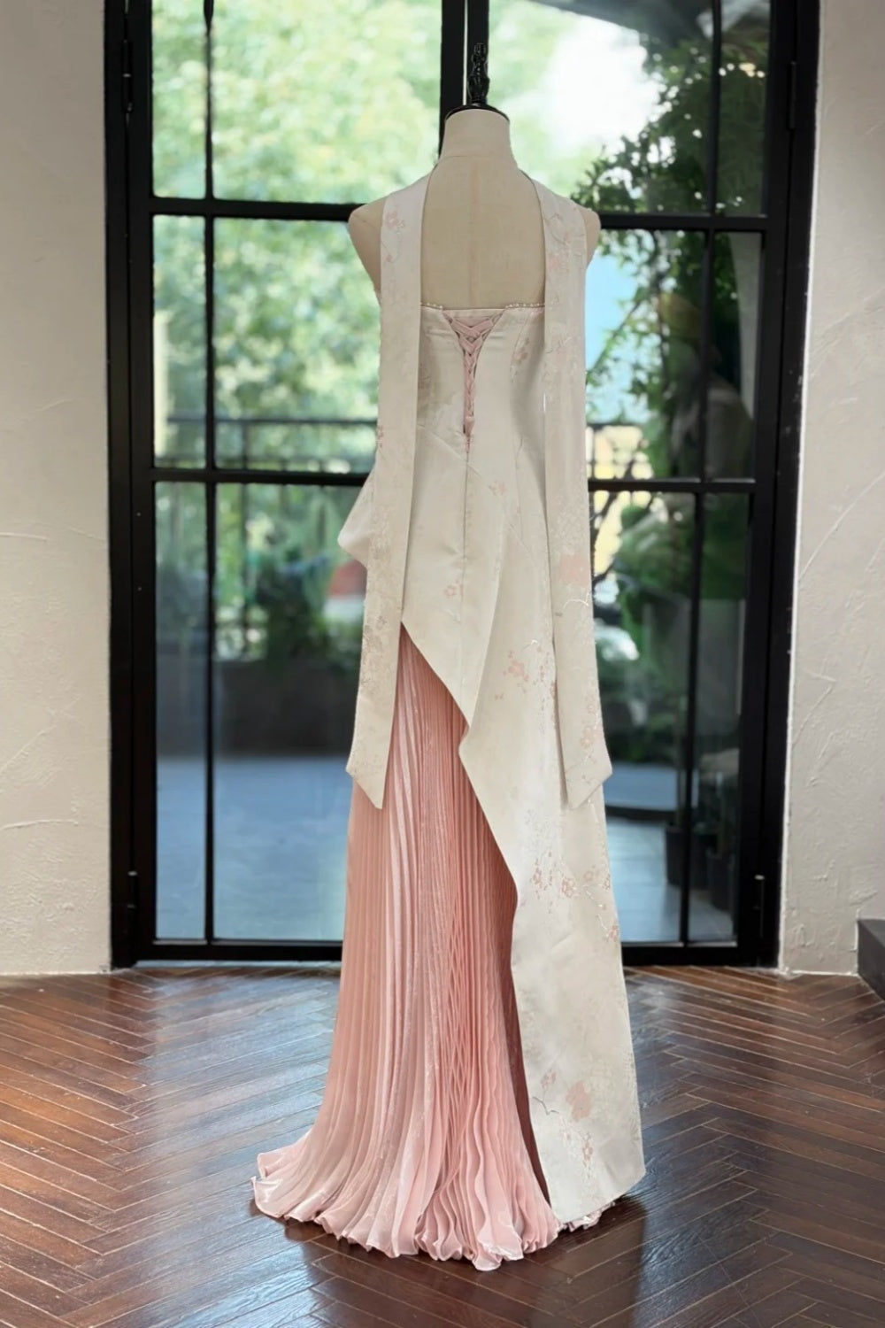Modernes chinesisch inspiriertes, trägerloses Abendkleid im rosa-weißen Kontrast-Stil mit Schalkragen und plissierter Schleppe – Elegantes Kleid für Verlobung und chinesische Hochzeit NV6361