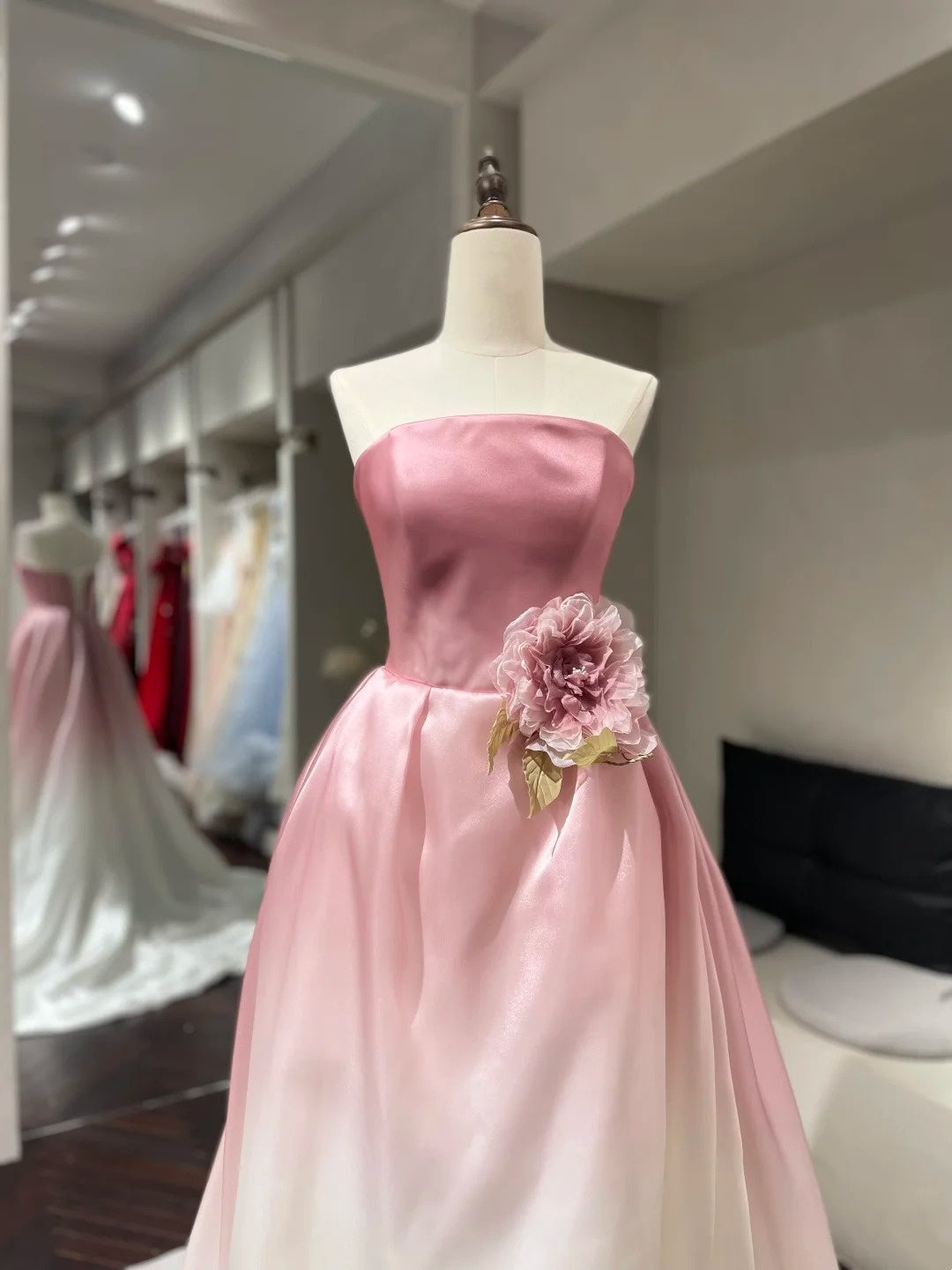 Romantisches Luxus-Ballkleid aus rosa-weißem Farbverlauf-Satin, trägerlos und mit Schleppe - Elegantes Kleid für Verlobung und Gartenhochzeit NV6359