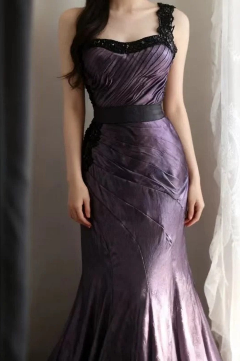 Purple Mist Mystery – Schwarzes, einseitig schulterfreies Spitzenkleid mit Raffungen und Meerjungfrauenschleppe, elegantes Kleid NV6857