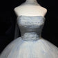 Traumhaftes himmelblaues, trägerloses Ballkleid mit Ombré-Effekt und Perlenbesatz, inklusive Tüllschal, Feen-Stil, Abschlussballkleid NV6868