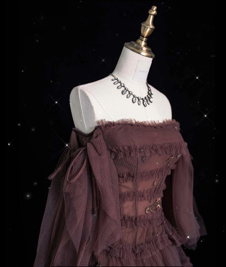 Dunkelbraunes, trägerloses Tüllkleid mit Perlenbesatz, gestufter Schleppe und Sternenhimmel-Motiv NV6229