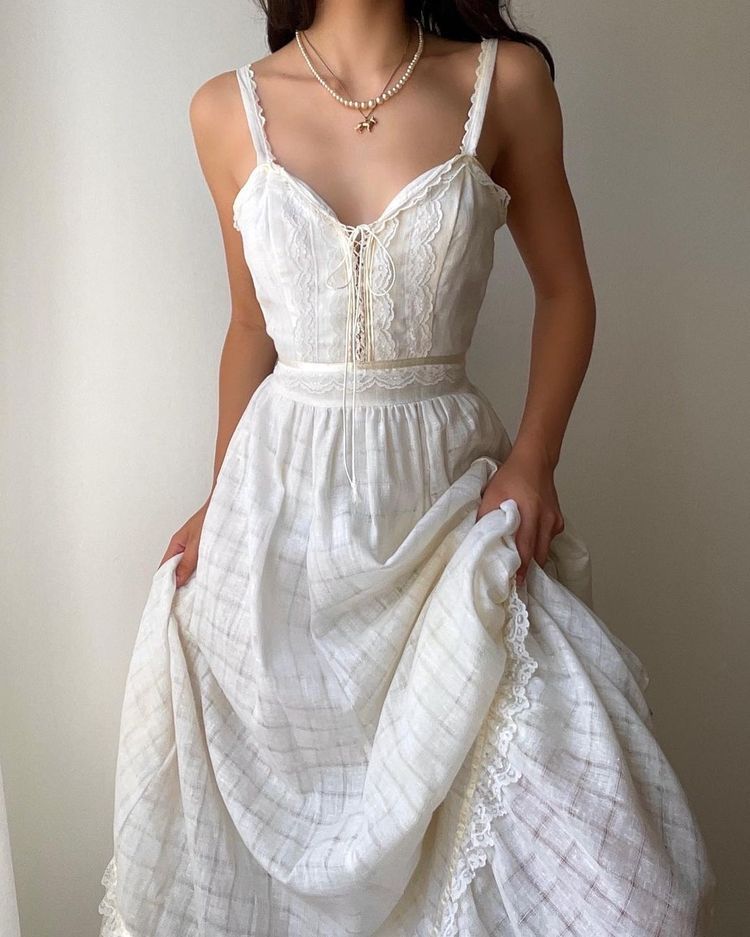 NiceVestidos – Vintage Weißes langes Kleid im Boho-Stil mit Schnürung, Spaghettiträgern und ausgestelltem Saum NV5905