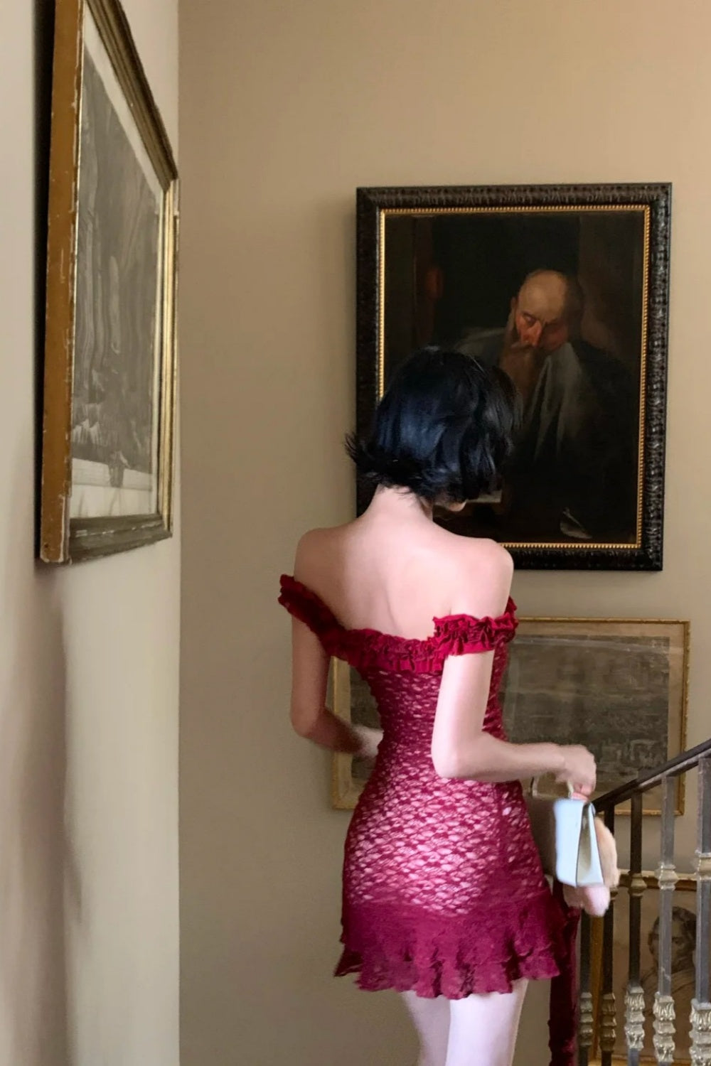 Burgunderfarbenes Minikleid aus Spitze mit Carmen-Ausschnitt: Rüschensaum, figurbetont, im angesagten französischen Retro-Stil NV6404