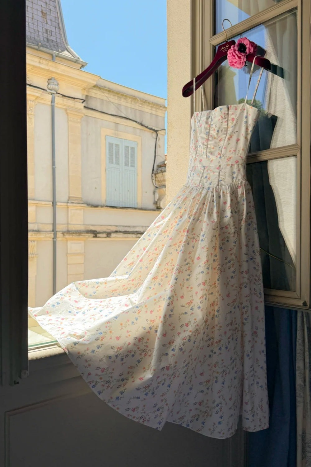 Französisches Maxikleid mit Blumenmuster: Taillierter, ausgestellter Rock, dünne Träger, märchenhaftes Resortkleid NV6416