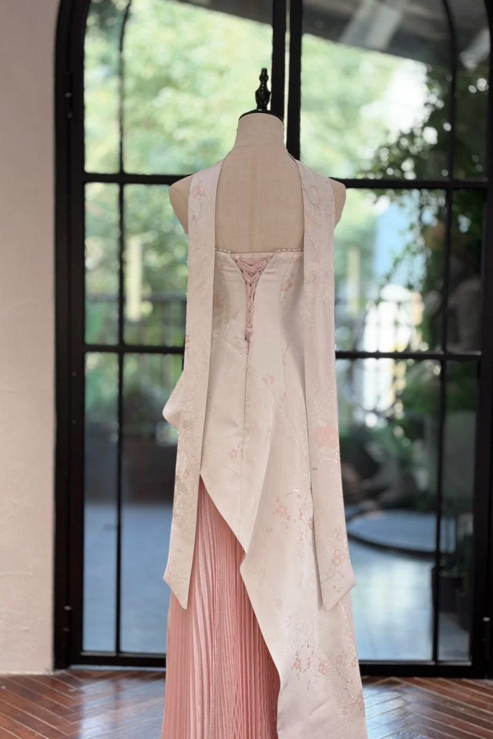 Modernes chinesisch inspiriertes, trägerloses Abendkleid im rosa-weißen Kontrast-Stil mit Schalkragen und plissierter Schleppe – Elegantes Kleid für Verlobung und chinesische Hochzeit NV6361