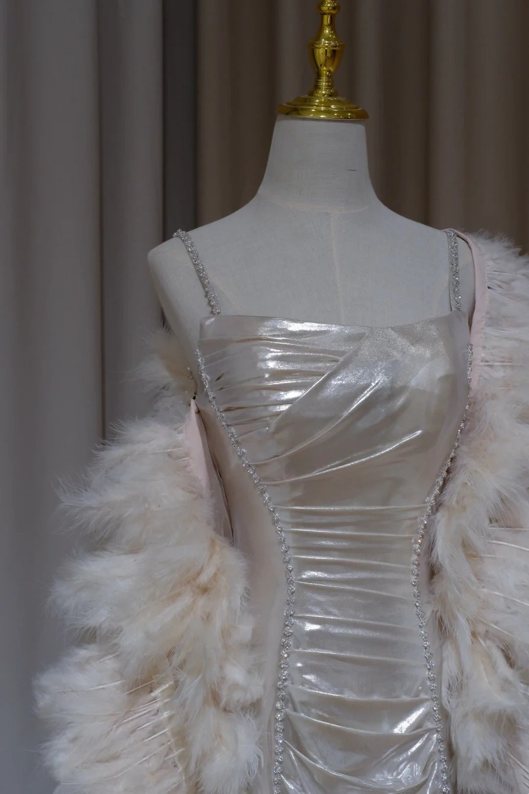 Elegantes und funkelndes langes Ballkleid (ohne Federschal), Abendkleid NV5991