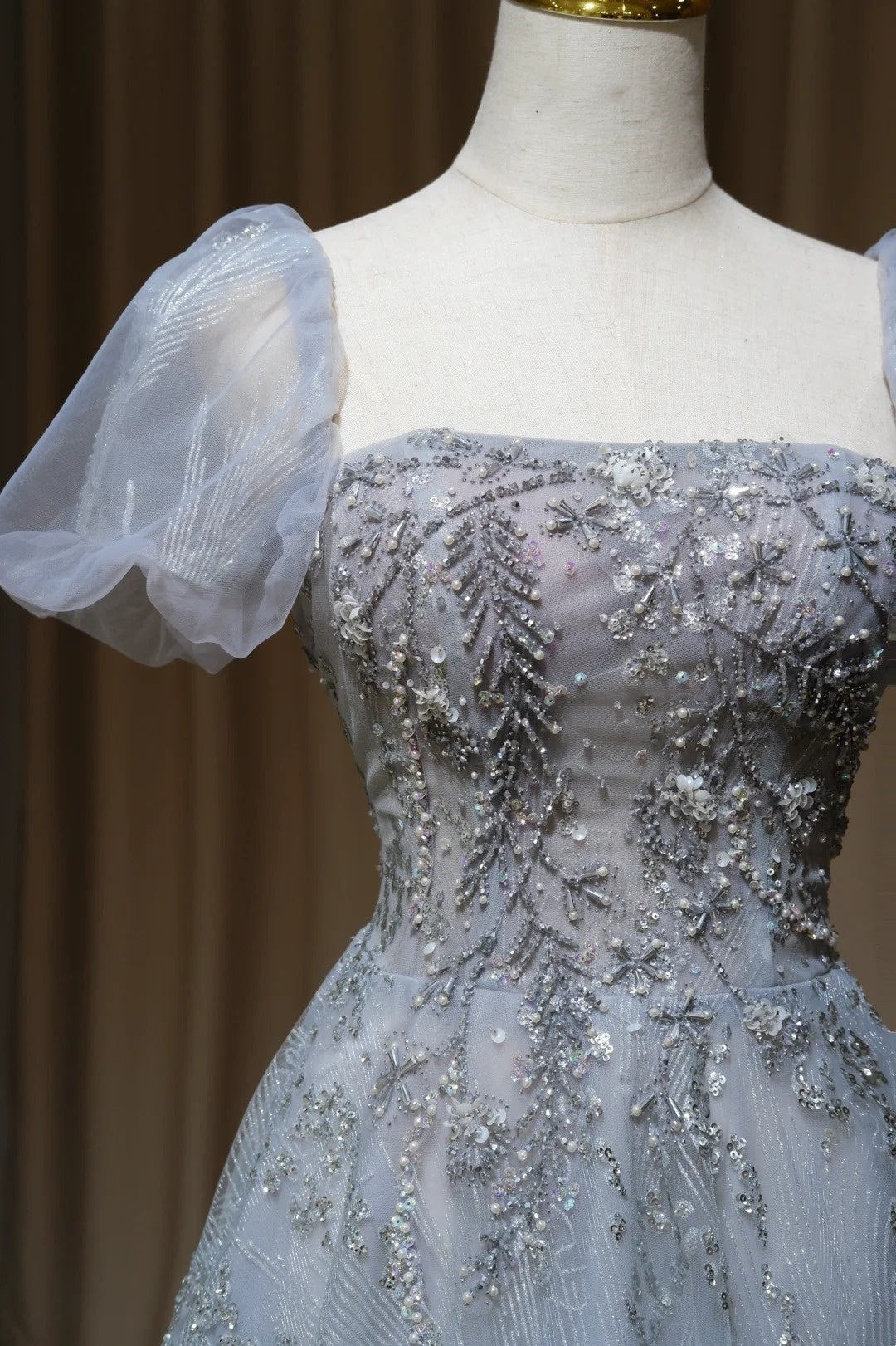 NiceVestidos – Langes, funkelndes blaues Abendkleid mit zarter Perlenstickerei NV5996