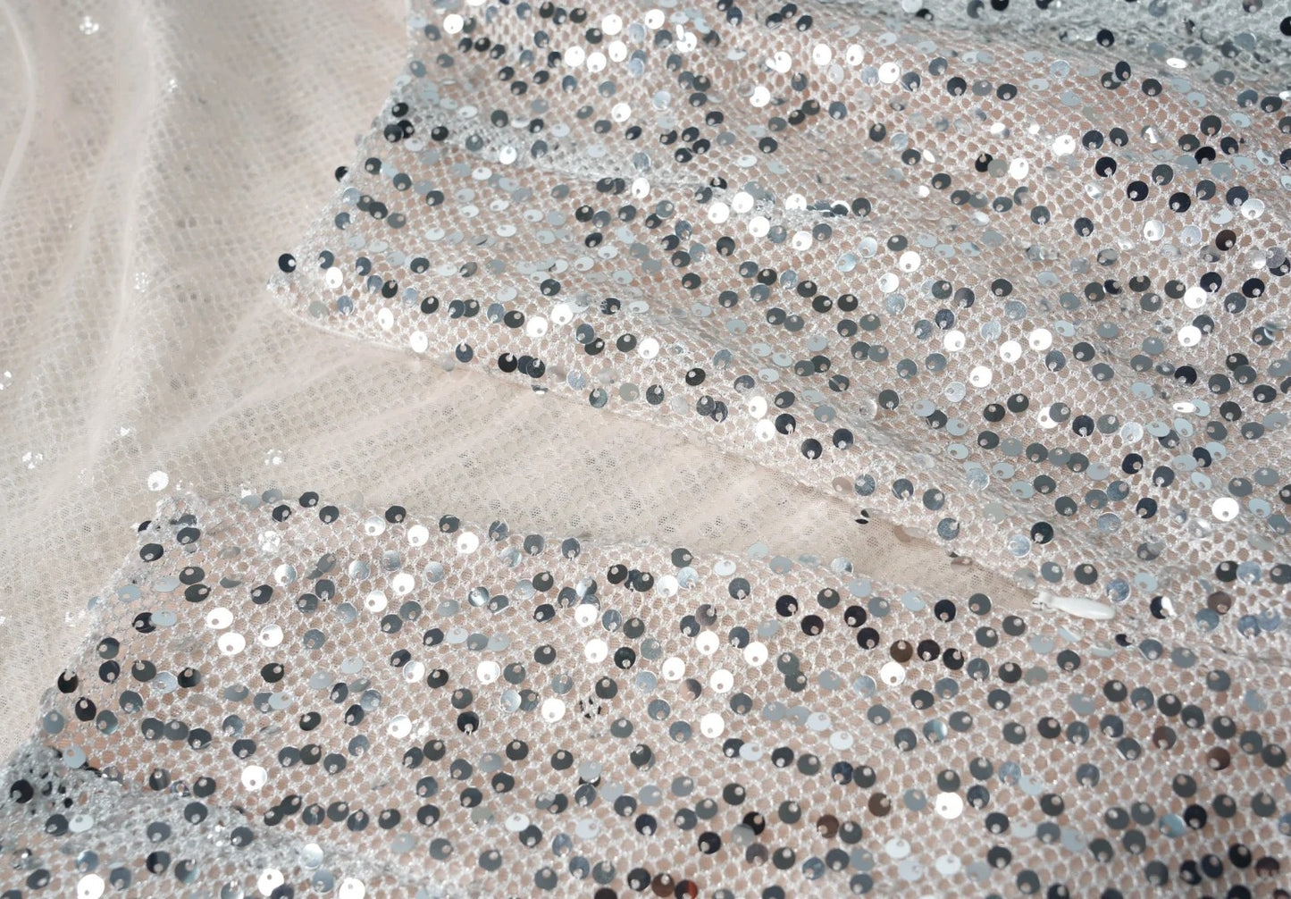 Silbergraues Pailletten-Meerjungfrauenkleid mit Neckholder: Tiefer V-Ausschnitt am Rücken, taillierte Schleppe, festliches Abendkleid NV6410