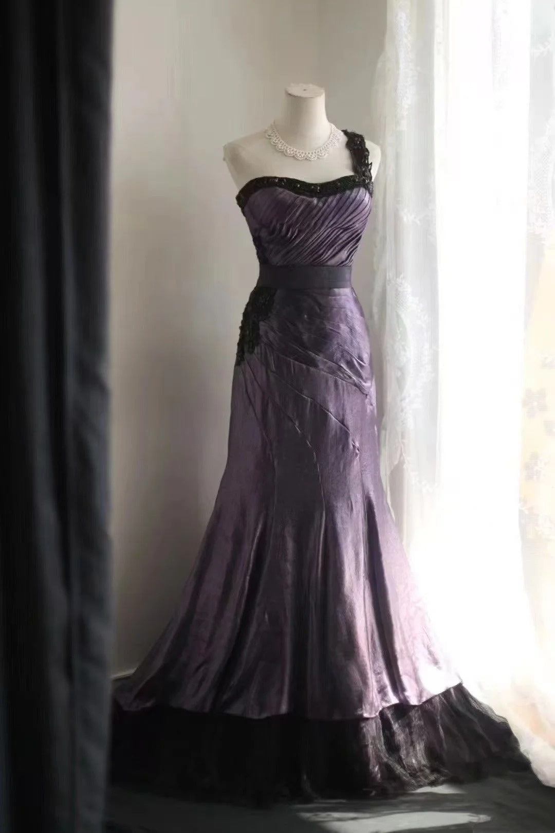 Purple Mist Mystery – Schwarzes, einseitig schulterfreies Spitzenkleid mit Raffungen und Meerjungfrauenschleppe, elegantes Kleid NV6857