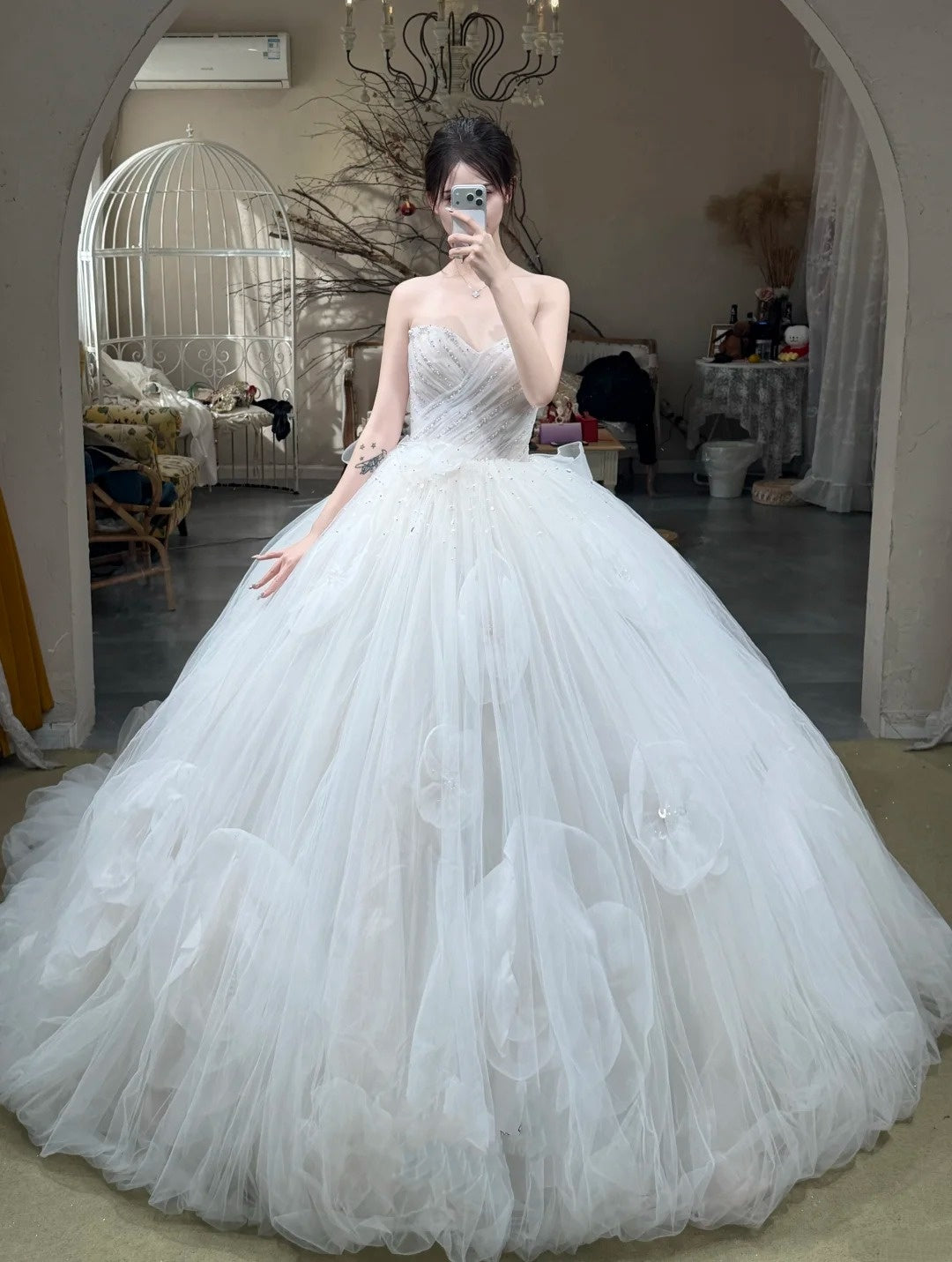Dreamy Princess Style Strapless Sleeveless Wedding Gown | White Tulle 3D Flower Ballgown Train Maxi Dress for Wedding Bridal Engagement Luxury Dinner NV6275
