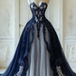 Robe gothique longue en tulle et dentelle noire et blanche à empiècements et manches papillon, modèle NV6172