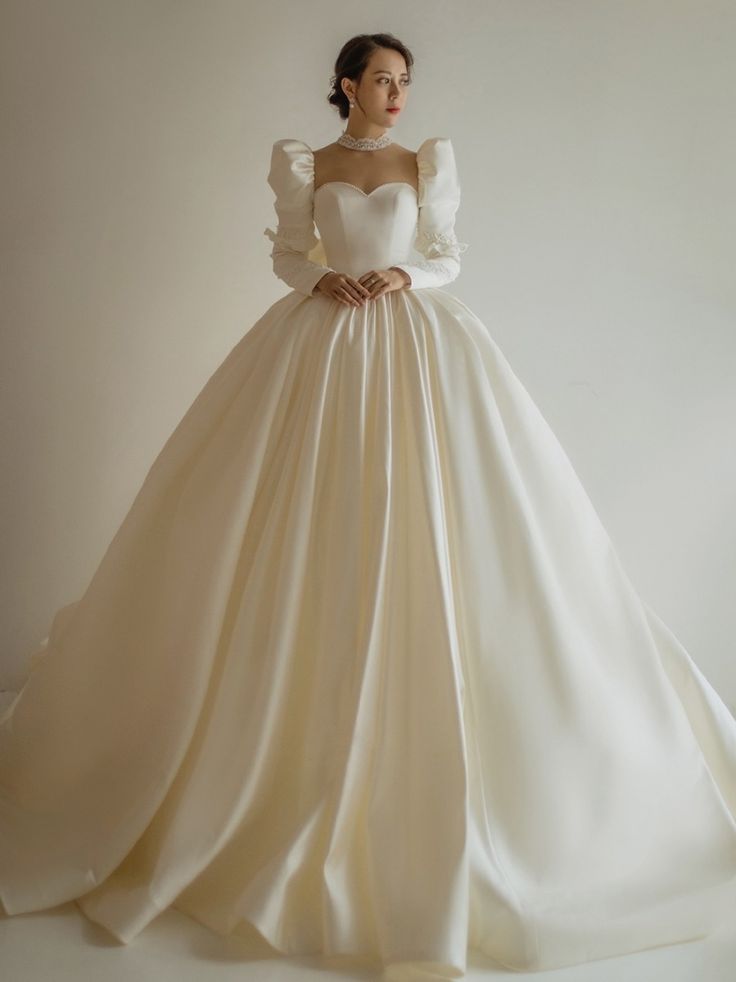 Vintage Ivory Cream Satin Sweetheart Neck Long Sleeve Long Wedding Ball Gown Evening Princess Dress nv2842