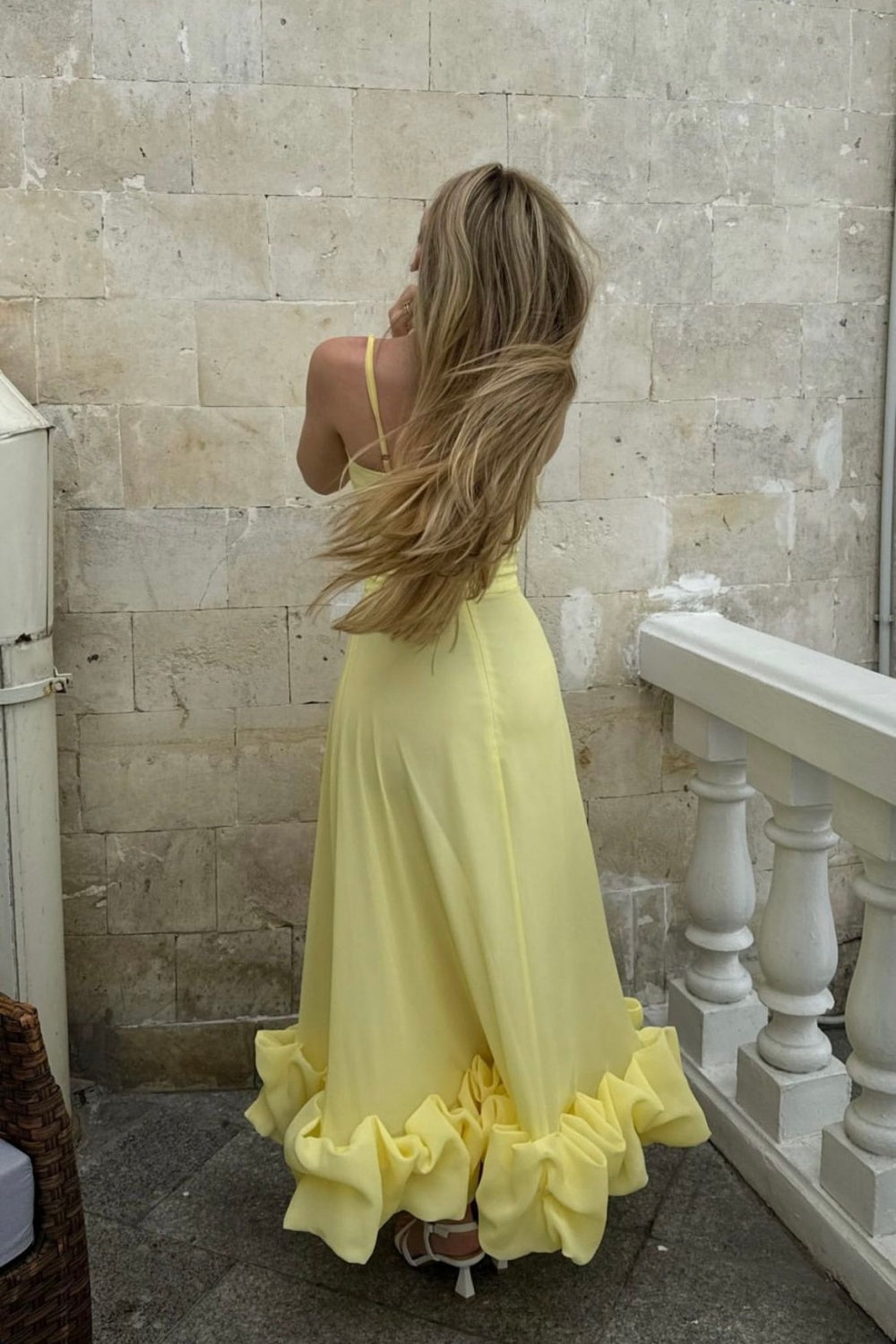 NiceVestidos – Hellgelbes, elegantes französisches Midi-Kleid mit Spaghettiträgern und Rüschensaum, ideal für Partys und Abendveranstaltungen (NV5902)