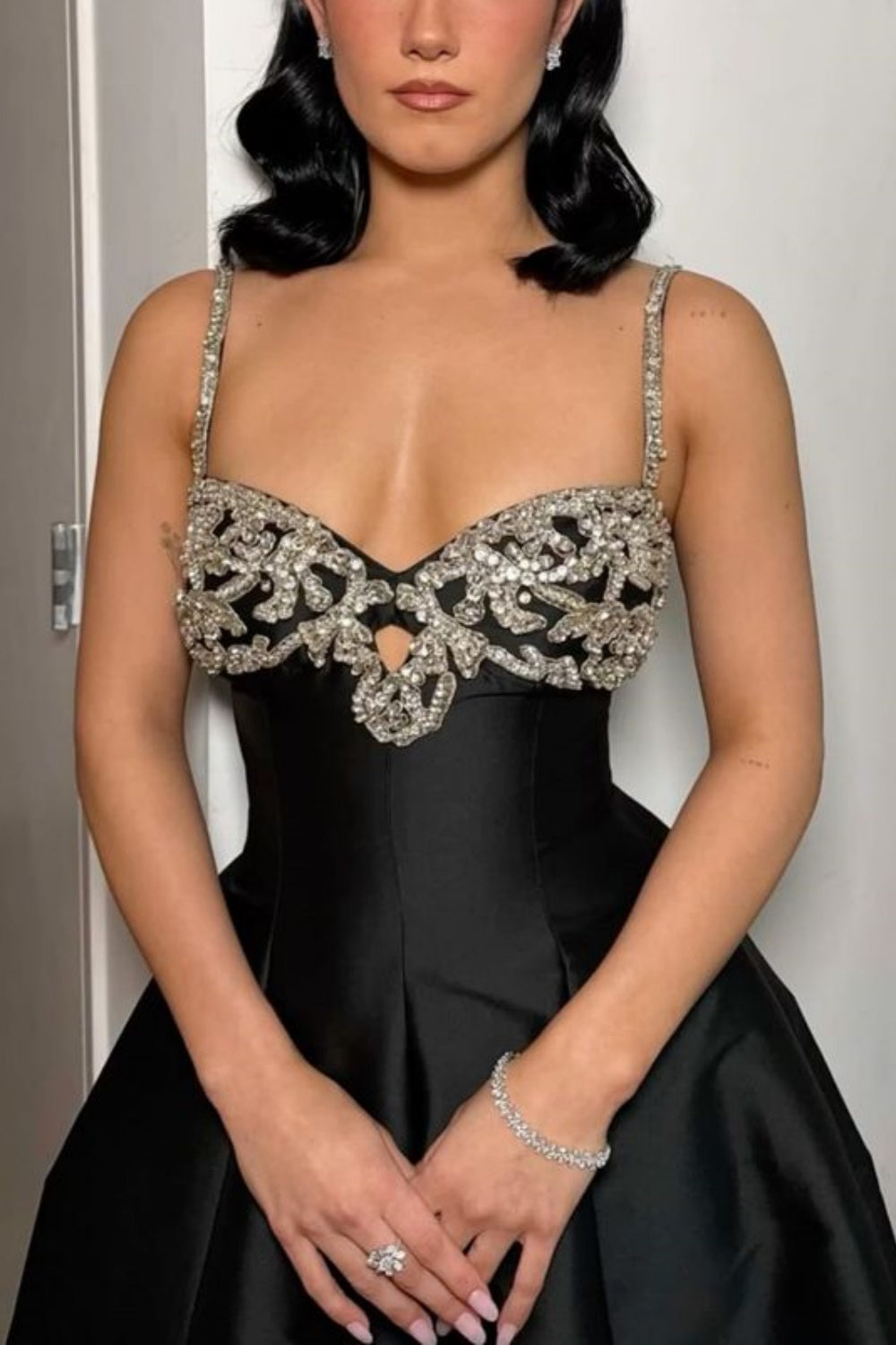 Luxuriöses, perlenbesetztes Abendkleid im Palaststil mit Spaghettiträgern | Schwarzes Satin-Maxikleid mit Schleppe für Galas, Preisverleihungen und exklusive gesellschaftliche Anlässe NV6270