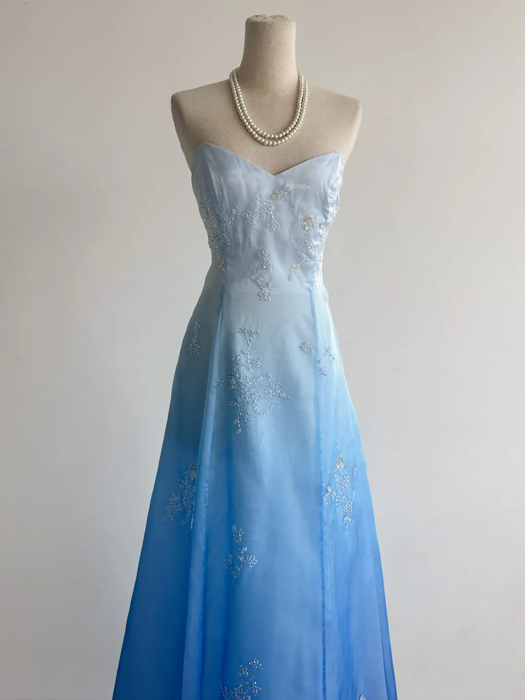 NiceVestidos-Blue and white exquisite floral fashion gradient tube top long floor-length ball gown graduation dress nv5523