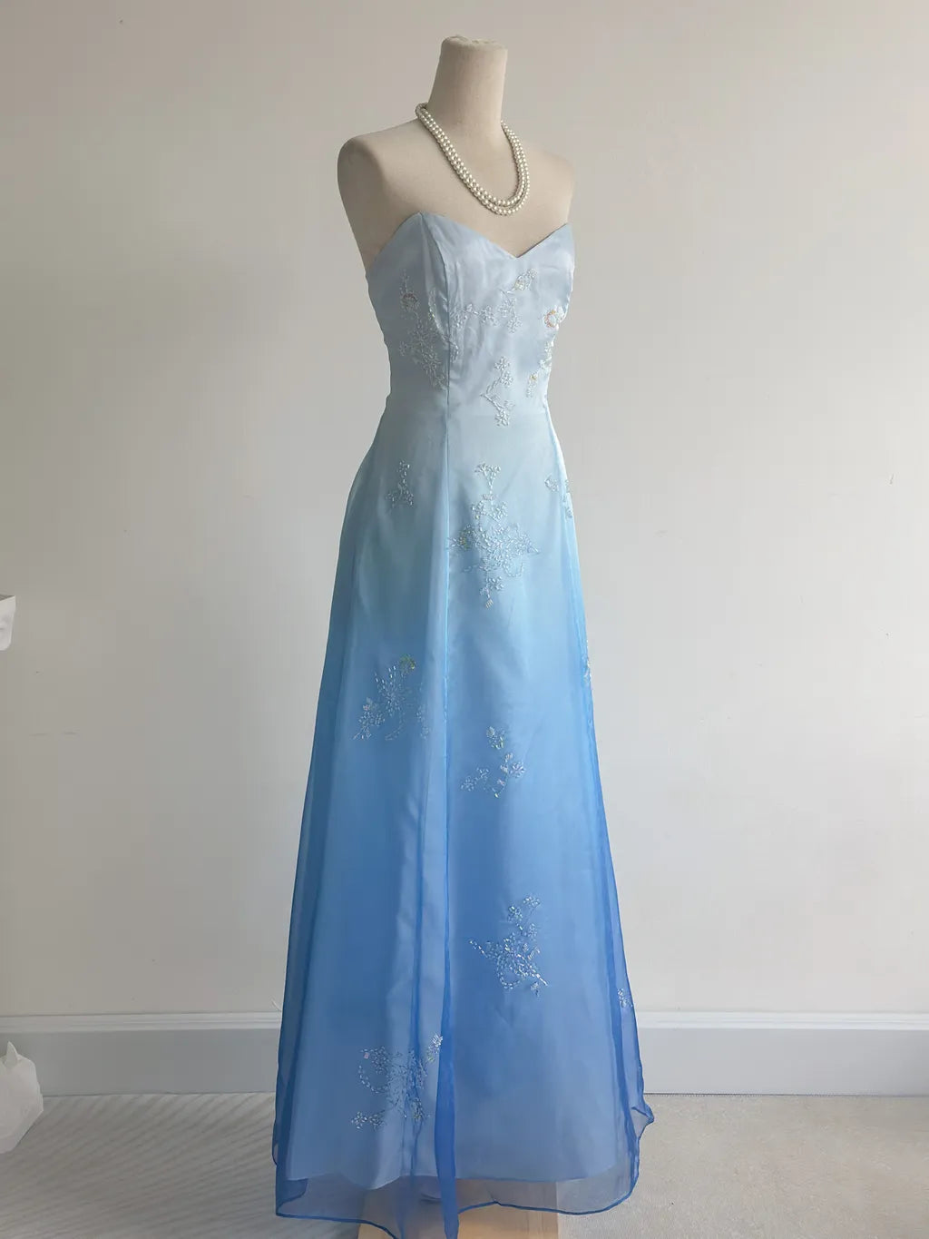 NiceVestidos-Blue and white exquisite floral fashion gradient tube top long floor-length ball gown graduation dress nv5523