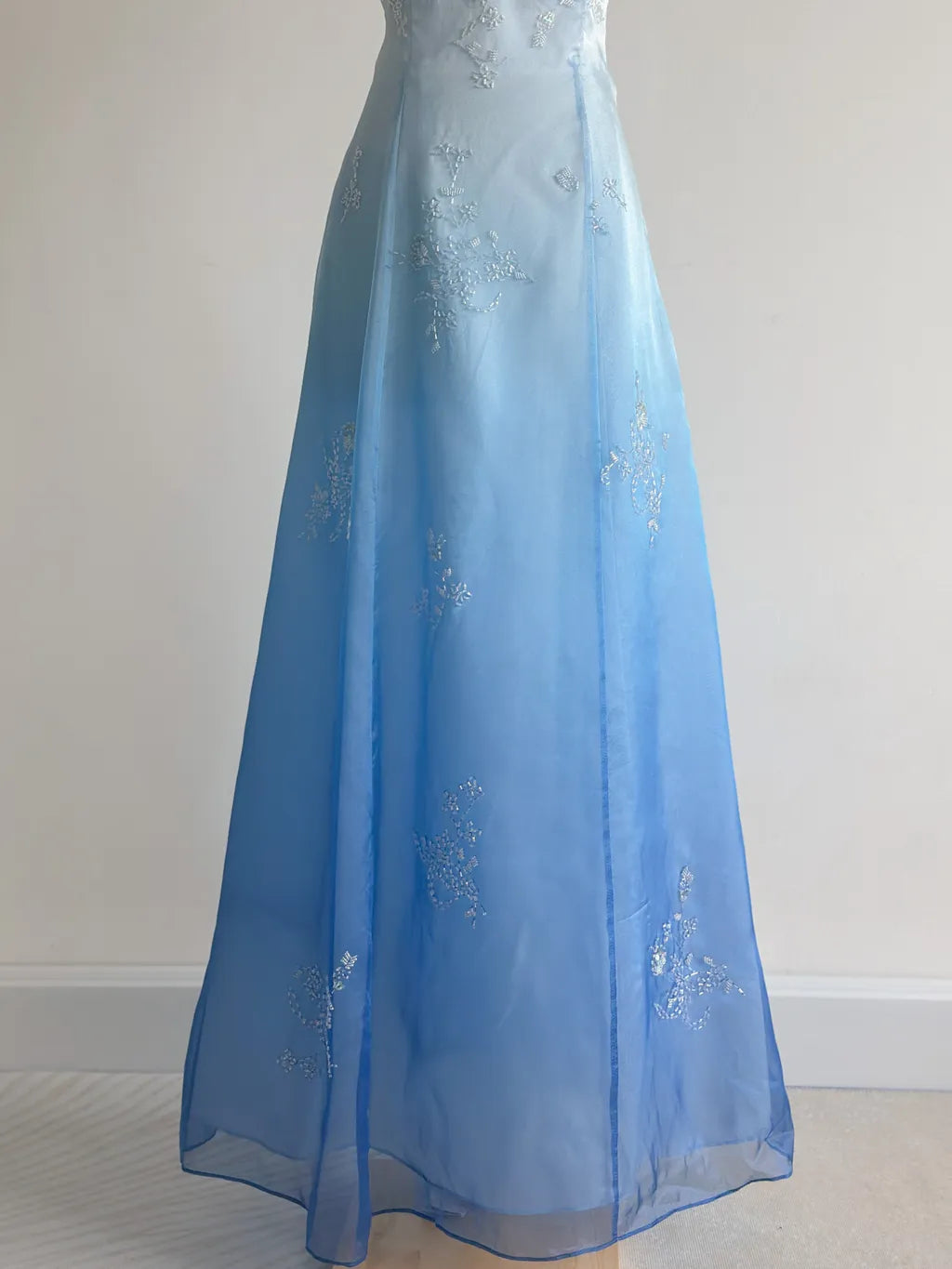 NiceVestidos-Blue and white exquisite floral fashion gradient tube top long floor-length ball gown graduation dress nv5523