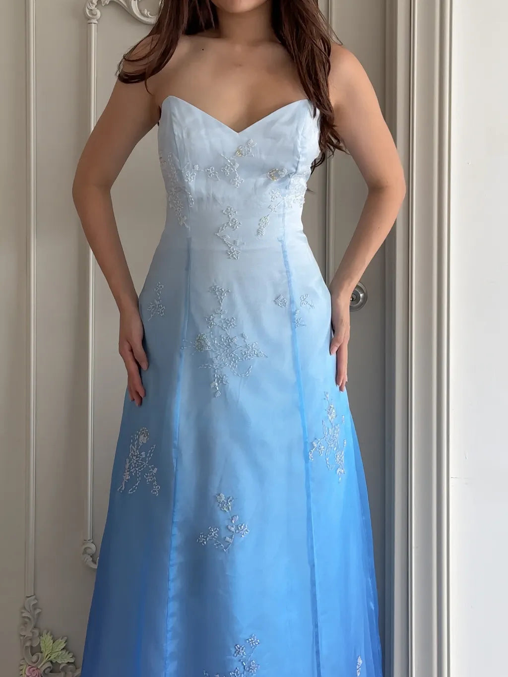 NiceVestidos-Blue and white exquisite floral fashion gradient tube top long floor-length ball gown graduation dress nv5523