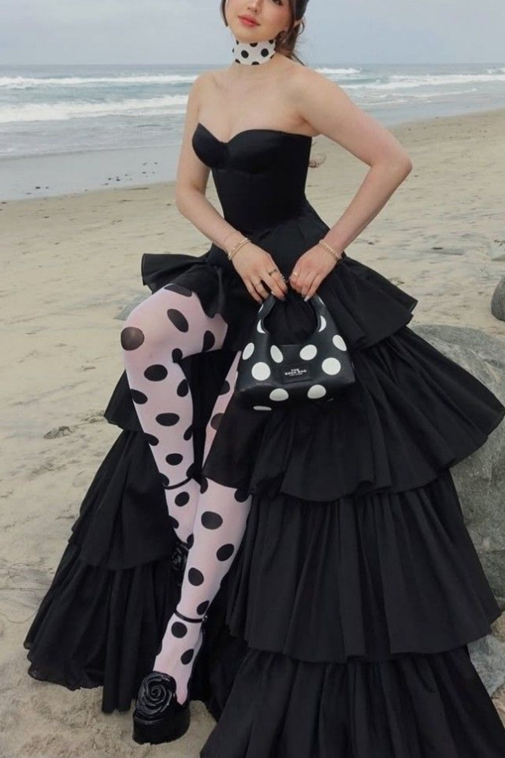 Luxuriöses, perlenbesetztes Abendkleid im Palaststil mit Spaghettiträgern | Schwarzes Satin-Maxikleid mit Schleppe für Galas, Preisverleihungen und exklusive gesellschaftliche Anlässe NV6271