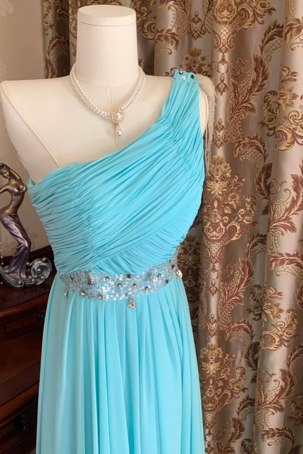 Elegantes, eisblaues One-Shoulder-Kleid mit Raffungen, Perlenbesatz und Schleppe – perfekt für Hochzeitsgäste und Dinnerpartys (NV6371)