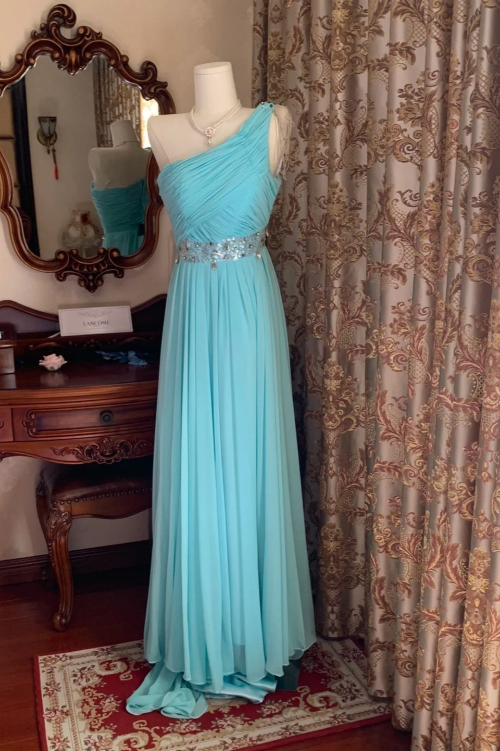 Elegantes, eisblaues One-Shoulder-Kleid mit Raffungen, Perlenbesatz und Schleppe – perfekt für Hochzeitsgäste und Dinnerpartys (NV6371)